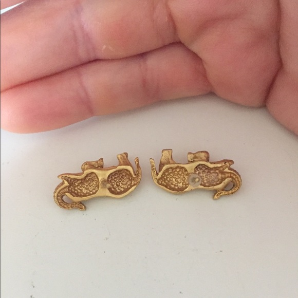 Gold plated elephant studs earrings - Picture 3 of 4